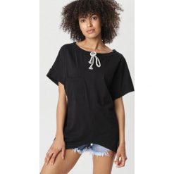 Czarna Bluzka Amarelia. Czarne bluzki damskie Born2be, xl, bez wzorów, bez kołnierzyka, bez rękawów. W wyprzedaży za 54,99 zł.
