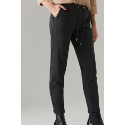 Spodnie jogger fit - Czarny. Spodnie damskie Mohito. Za 89,99 zł.