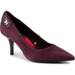 Szpilki TOMMY HILFIGER - Elevated Th Hardware Pump FW0FW04585 Deep Burgundy XIH. Fioletowe półbuty damskie TOMMY HILFIGER, bez wzorów, ze skóry, eleganckie, bez obcasa, na obcasie, bez zapięcia. Za 539,00 zł.