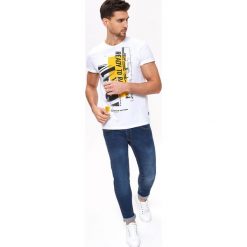 T-SHIRT Z NADRUKIEM. Białe t-shirty męskie Top Secret, na lato, xl, z nadrukiem, z bawełny, bez kołnierzyka, krótkie. W wyprzedaży za 19,99 zł.