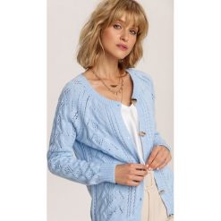 Jasnoniebieski Sweter Lariliana. Niebieskie swetry damskie Renee, uniwersalny, bez wzorów, bez rękawów, bez kaptura. Za 129,99 zł.