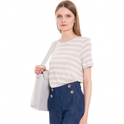 T-shirt w kolorze biało-szarym. Szare t-shirty damskie marki Simple, z dzianiny, eleganckie, z dekoltem w łódkę. W wyprzedaży za 69,95 zł.