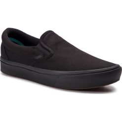 Tenisówki VANS - Comfycush Slip-On VN0A3WMDVND1 (Classic) Black/Black. Czarne trampki i tenisówki damskie Vans, bez wzorów, z gumy, bez zapięcia. W wyprzedaży za 249,00 zł.