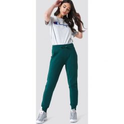 NA-KD Basic Spodnie dresowe basic - Green. Zielone spodnie z wysokim stanem marki NA-KD Basic, z dresówki, z podwyższonym stanem. W wyprzedaży za 60,57 zł.