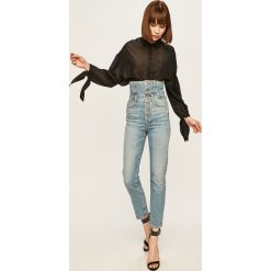 Guess Jeans - Koszula. Białe bluzki damskie Guess Jeans, s, z aplikacjami, z jedwabiu, klasyczne, z klasycznym kołnierzykiem, z długim rękawem. W wyprzedaży za 269,90 zł.