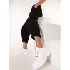 Białe Sneakersy Merellien. Białe buty sportowe damskie Born2be. Za 99,99 zł.