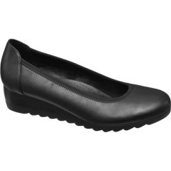 Czółenka damskie na koturnie Graceland czarne. Czarne buty ślubne damskie marki Graceland, z materiału, na obcasie. Za 89,90 zł.