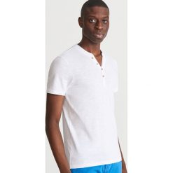 T-shirt z guzikami - Biały. Białe t-shirty męskie Reserved, s, bez wzorów, bez kołnierzyka. Za 39,99 zł.