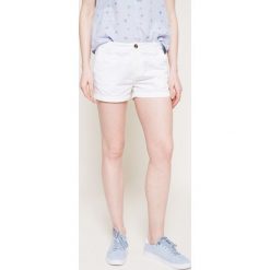 Pepe Jeans - Szorty. Białe szorty damskie marki Pepe Jeans, bez wzorów, z bawełny, casualowe, z obniżonym stanem. W wyprzedaży za 129,90 zł.