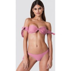 Stroje dwuczęściowe damskie: NA-KD Swimwear Góra bikini z wiązaniem – Pink