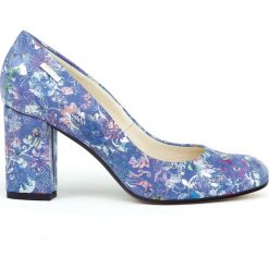 Czółenka w kwiaty - skóra naturalna - model 042 - kolor niebieskie kwiaty. Niebieskie czółenka damskie Zapato, na co dzień, w kwiaty, z jeansu, z okrągłym noskiem, bez obcasa, na obcasie. W wyprzedaży za 179,40 zł.