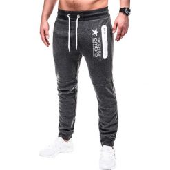 SPODNIE MĘSKIE DRESOWE P420 - GRAFITOWE. Szare spodnie dresowe męskie Ombre Clothing, z nadrukiem, z bawełny. Za 49,00 zł.