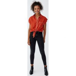 Jeansy rurki z wysokim stanem. Czarne boyfriendy damskie Pull&Bear, z jeansu, z podwyższonym stanem. Za 99,90 zł.