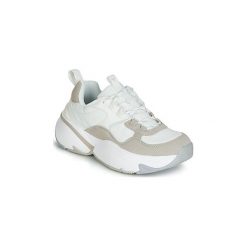 Buty Victoria AIRE NYLON/SERRAJE PU. Białe trampki i tenisówki damskie Victoria, bez wzorów, z nylonu, bez zapięcia. Za 299,00 zł.