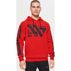 Dresowa bluza z nadrukami WHATEVER - Czerwony. Czerwone bejsbolówki męskie Cropp, l, z nadrukiem, z dresówki. Za 129,99 zł.
