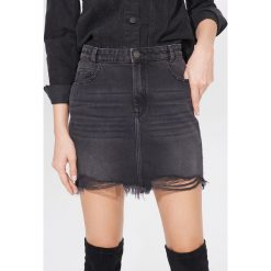 Jeansowa mini spódnica - Czarny. Czarne spódniczki damskie Mohito, z jeansu, mini. W wyprzedaży za 79,99 zł.