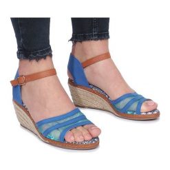 Niebieskie sandały na niskiej koturnie Monro. Niebieskie sandały damskie ButyModne, w paski, eleganckie, na niskim obcasie, na koturnie, z paskami. Za 79,00 zł.