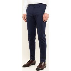 Spodnie materiałowe Tommy Hilfiger Tailored TT0TT05526. Niebieskie jeansy męskie Tommy Hilfiger Tailored, m, bez wzorów, z elastanu. W wyprzedaży za 289,00 zł.
