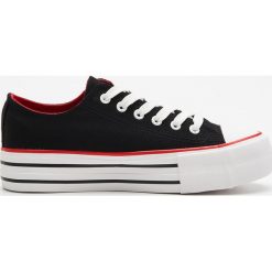 Trampki na grubej podeszwie - Czarny. Czarne trampki i tenisówki damskie Cropp, bez wzorów, bez zapięcia. Za 79,99 zł.