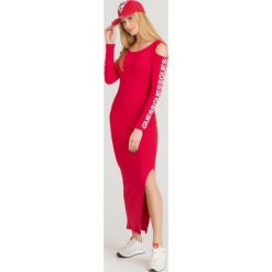 SUKIENKA FIONA Guess. Czerwone sukienki damskie Guess, na imprezę, s, z nadrukiem, z elastanu, z okrągłym kołnierzem, bez rękawów, maxi, dopasowane. Za 399,00 zł.