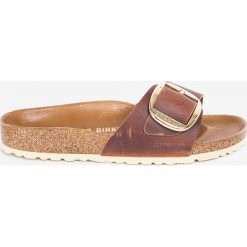 Birkenstock - Klapki Madrid Big Buckle. Pomarańczowe klapki damskie Birkenstock, bez wzorów, ze skóry, bez obcasa, na płaskiej podeszwie. Za 359,90 zł.