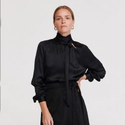 Bluzka z wiązaniem przy stójce - Czarny. Czarne bluzki damskie Reserved, bez wzorów, ze stójką, bez rękawów. W wyprzedaży za 49,99 zł.