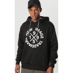Czarna Bluza Corrana. Czarne bluzy męskie Born2be, xl, bez wzorów, bez kołnierzyka, bez rękawów, bez kaptura. W wyprzedaży za 69,99 zł.