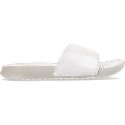 Klapki Nike Benassi Just Do It Metallic AA4149-100. Klapki damskie Nike, bez wzorów, z gumy, na wysokim obcasie. W wyprzedaży za 99,99 zł.
