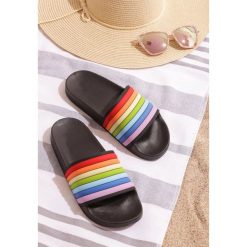 Czarne Klapki Idyllic. Czarne klapki damskie Born2be, bez wzorów, bez obcasa, na płaskiej podeszwie. Za 49,99 zł.