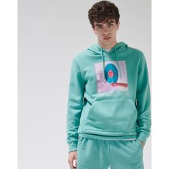 Bluza z kapturem -. Bluzy damskie Cropp, s, bez wzorów, bez rękawów, z kapturem. Za 99,99 zł.