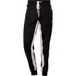 True Religion RELAX PANT Spodnie materiałowe black. Czarne spodnie męskie marki True Religion, xl, bez wzorów, z bawełny. Za 759,00 zł.