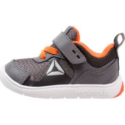 Reebok VENTUREFLEX STRIDE 5.0 Obuwie treningowe ash grey/black/bright light. Szare buty sportowe chłopięce marki Reebok, z materiału. Za 129,00 zł.