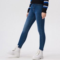 Jeansy skinny z wysokim stanem - Granatowy. Niebieskie jeansy damskie Sinsay, z podwyższonym stanem. Za 59,99 zł.