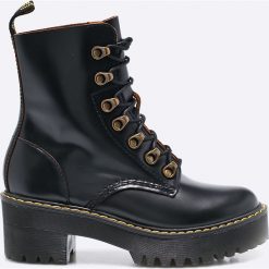 Dr Martens - Botki. Czarne buty zimowe damskie marki Dr. Martens, z materiału, z okrągłym noskiem, na sznurówki. W wyprzedaży za 769,90 zł.