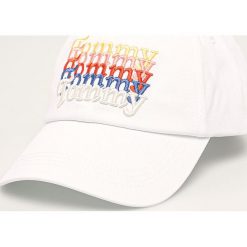 Tommy Jeans - Czapka. Białe czapki damskie Tommy Jeans, z aplikacjami, z bawełny. Za 179,90 zł.