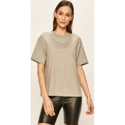 Nike Sportswear - T-shirt. Szare topy damskie Nike Sportswear, s, bez wzorów, z bawełny, casualowe, z okrągłym kołnierzem. W wyprzedaży za 89,90 zł.