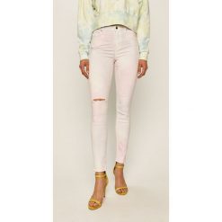 Guess Jeans - Jeansy 1981. Różowe jeansy damskie Guess Jeans, z aplikacjami, z elastanu, z podwyższonym stanem. Za 599,90 zł.