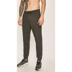 Adidas - Spodnie. Szare spodnie męskie Adidas, na co dzień, xl, z nadrukiem, z bawełny. Za 179,90 zł.