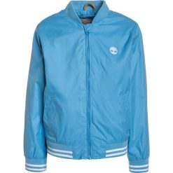 Timberland Kurtka Bomber pacifique. Niebieskie kurtki męskie bomber marki Timberland, z materiału. W wyprzedaży za 231,20 zł.
