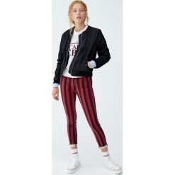 Kurtka typu bomber basic. Czarne bomberki damskie marki Pull&Bear. Za 89,90 zł.