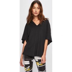 Reebok - T-shirt. Czarne topy damskie Reebok, s, bez wzorów, z bawełny, bez kołnierzyka. W wyprzedaży za 99,90 zł.