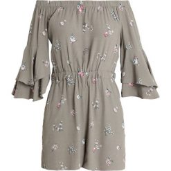 Vince Camuto RUFFLE FLORA DITSY ROMPER Kombinezon camo green. Zielone kombinezony damskie Vince Camuto, xl, z materiału. Za 509,00 zł.