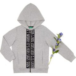 Bluza w kolorze szarym. Szare bluzy niemowlęce Benetton Kids, z nadrukiem, z bawełny, bez rękawów, bez kaptura. W wyprzedaży za 62,95 zł.