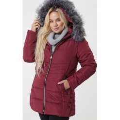 Bordowa Kurtka Yarraville. Czerwone kurtki damskie Born2be, na zimę, xl, bez wzorów, casualowe, długie. Za 209,99 zł.