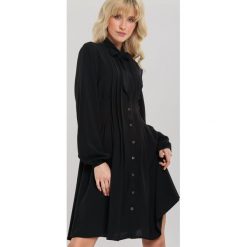 Czarna Sukienka Wairoa. Czarne sukienki damskie Renee, na randkę, s, bez wzorów, z koszulowym kołnierzykiem, bez rękawów, midi, rozkloszowane. Za 119,99 zł.