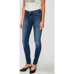 Wrangler - Jeansy Soft Cloud. Niebieskie jeansy damskie skinny marki Wrangler, z elastanu. W wyprzedaży za 249,90 zł.