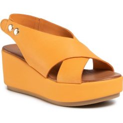 Sandały INUOVO - 123031 Orange. Pomarańczowe klapki damskie Inuovo, bez wzorów, ze skóry, bez obcasa, na obcasie. Za 299,00 zł.