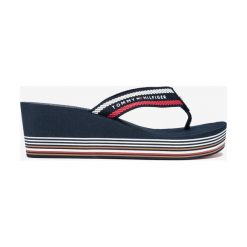 Tommy Hilfiger Japonki Niebieski. Niebieskie klapki damskie TOMMY HILFIGER, w paski, z materiału, bez obcasa, na platformie. Za 238,95 zł.