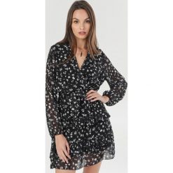 Czarna Sukienka Shirineli. Czarne sukienki damskie Born2be, uniwersalny, bez wzorów, wizytowe, bez kołnierzyka, bez rękawów. Za 169,99 zł.