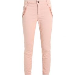 Mos Mosh ETTA 7/8 PANT Jeansy Slim Fit rose. Czerwone jeansy damskie relaxed fit marki Mos Mosh. W wyprzedaży za 363,30 zł.